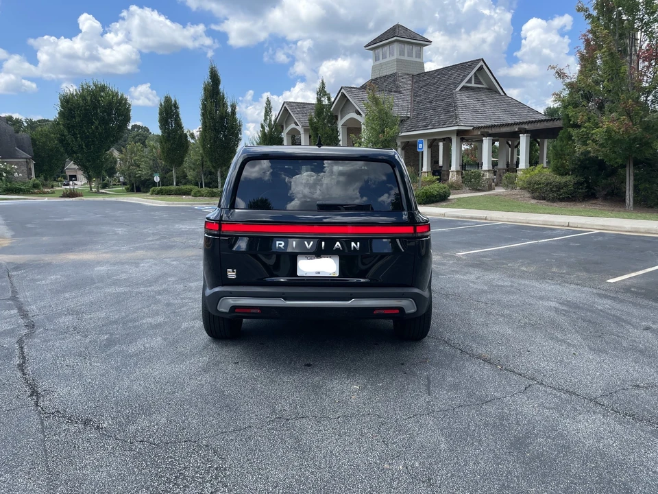 2023 Rivian R1S - Image 10 of 31