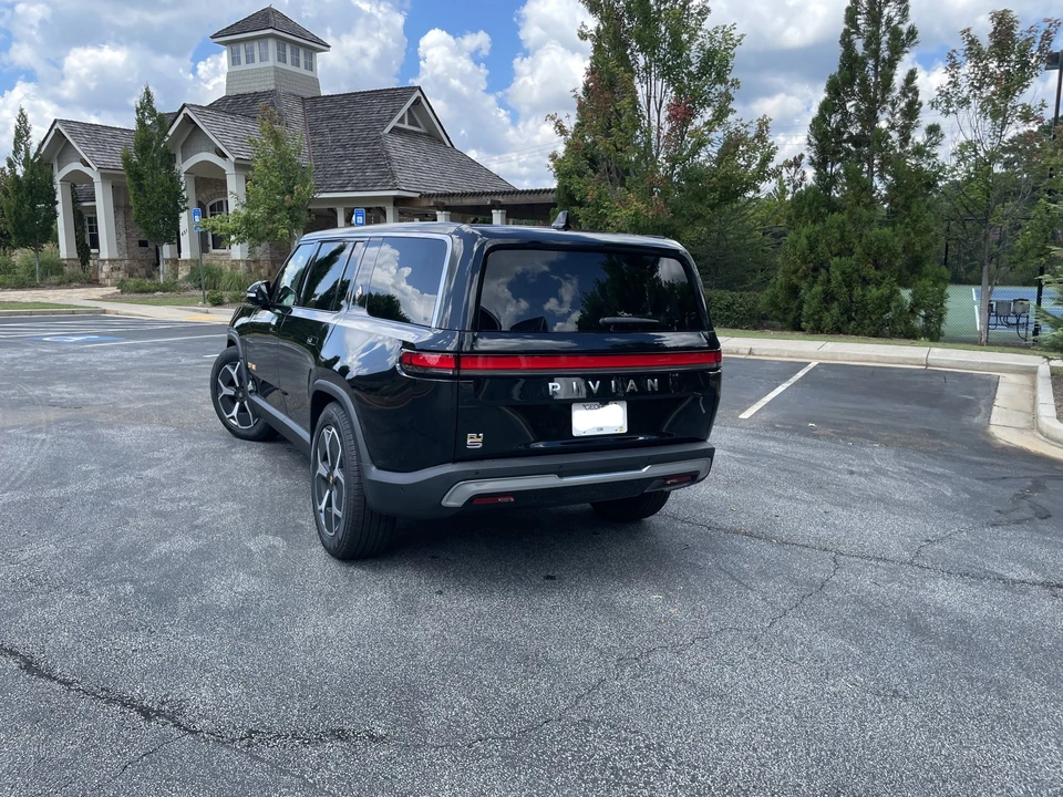 2023 Rivian R1S - Image 11 of 31
