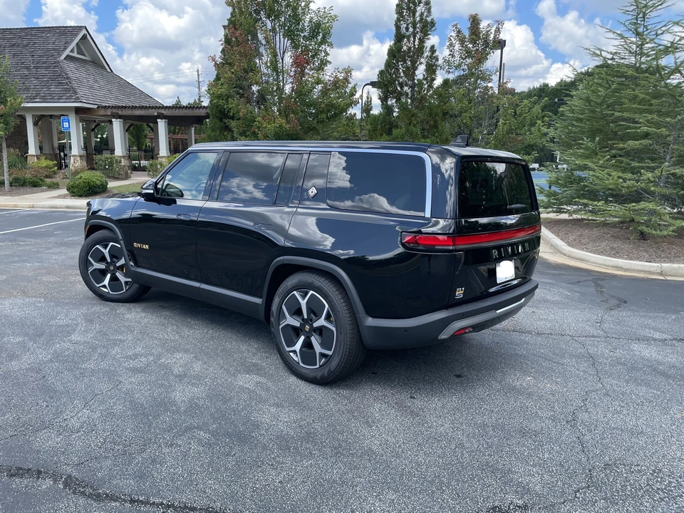 2023 Rivian R1S - Image 12 of 31