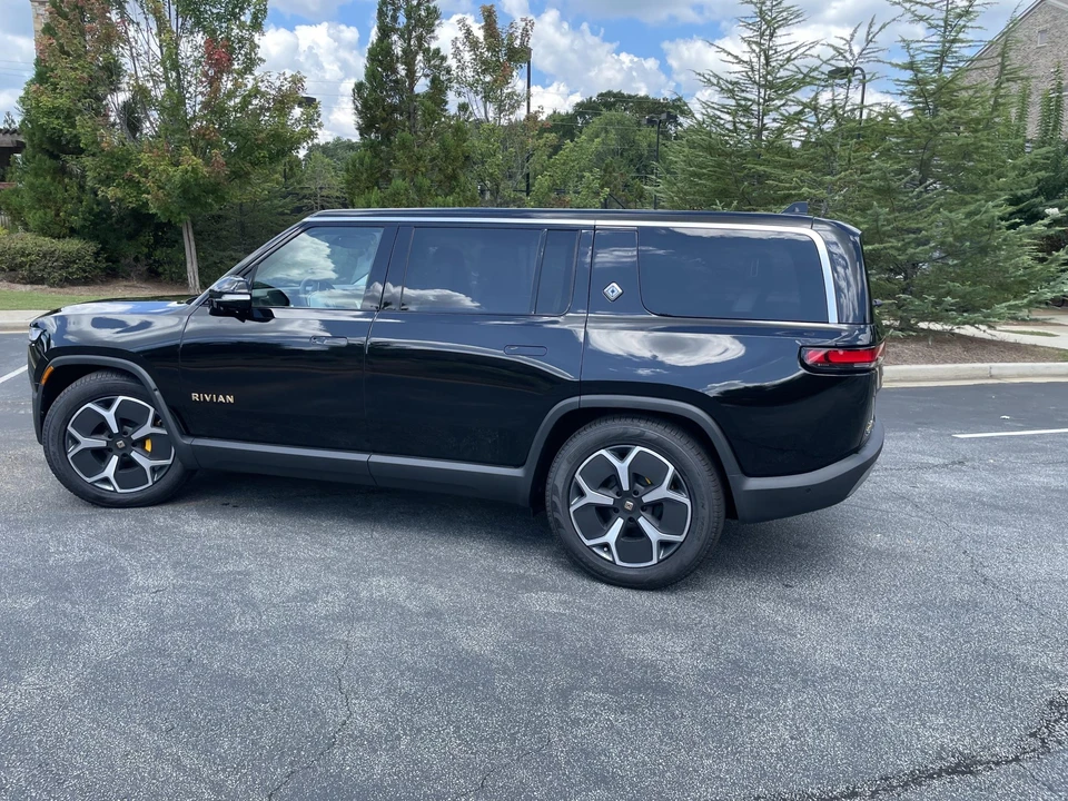 2023 Rivian R1S - Image 13 of 31