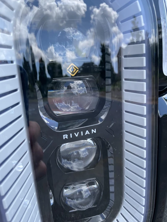 2023 Rivian R1S - Image 29 of 31