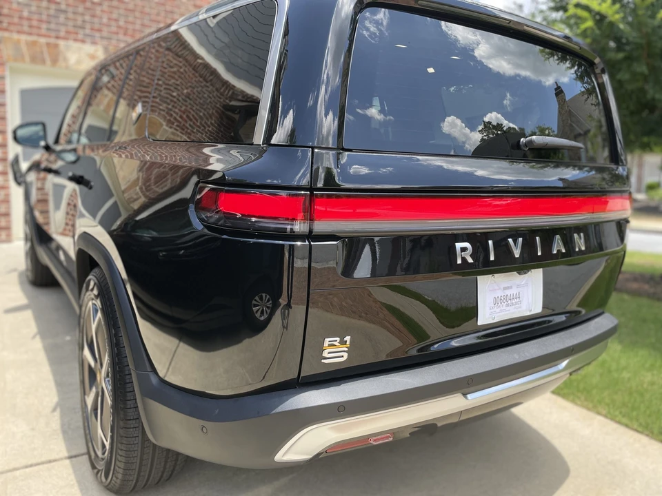2023 Rivian R1S - Image 24 of 31