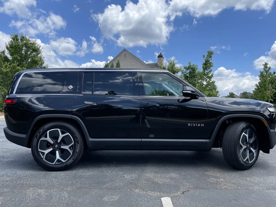 2023 Rivian R1S - Image 20 of 31
