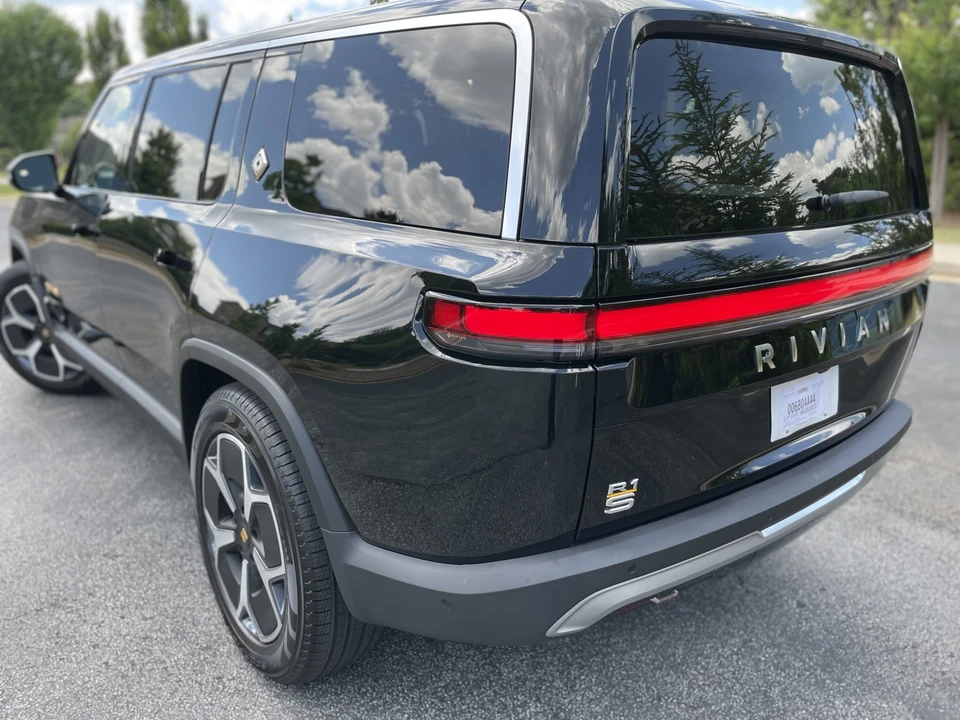 2023 Rivian R1S - Image 25 of 31