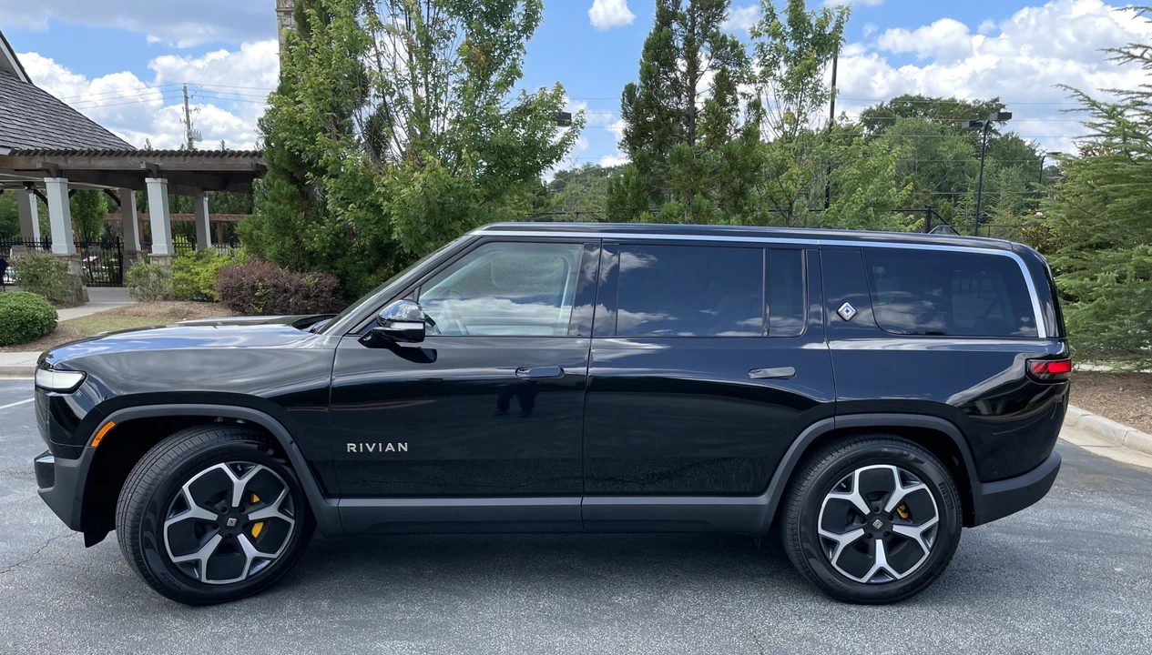 2023 Rivian R1S - Image 26 of 31