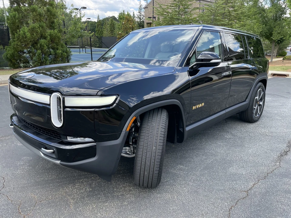 2023 Rivian R1S - Image 16 of 31