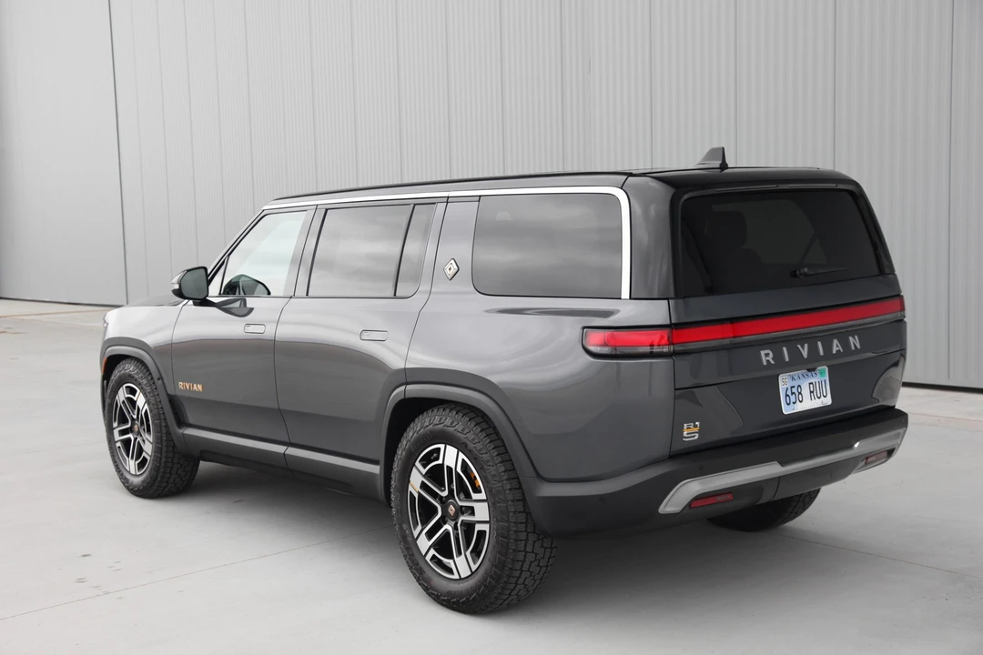 2023 Rivian R1S - Image 8 of 31