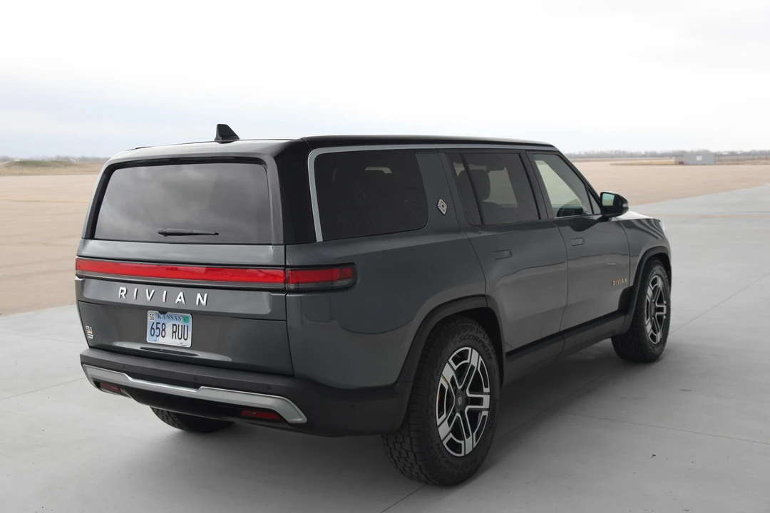 2023 Rivian R1S - Image 12 of 31