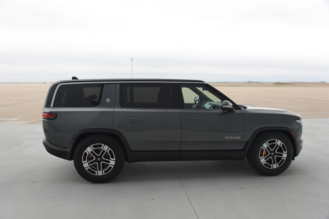 2023 Rivian R1S - Image 14 of 31