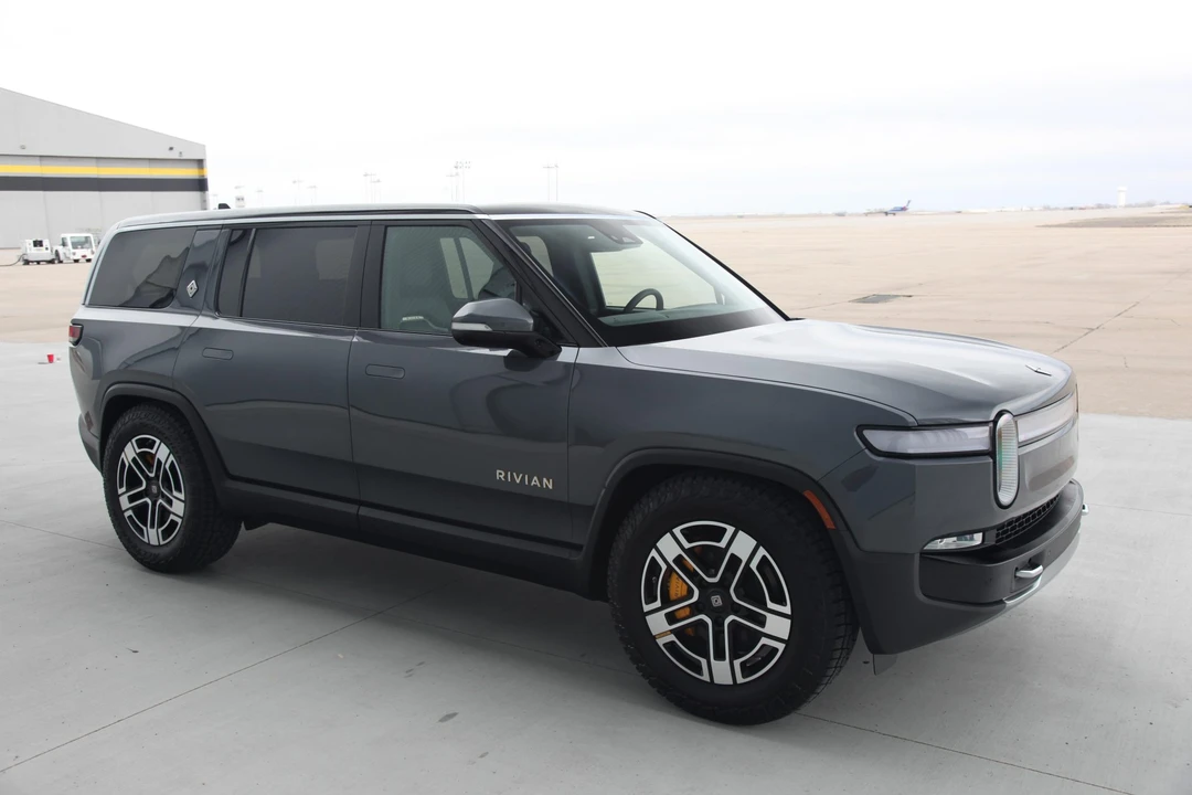 2023 Rivian R1S - Image 18 of 31