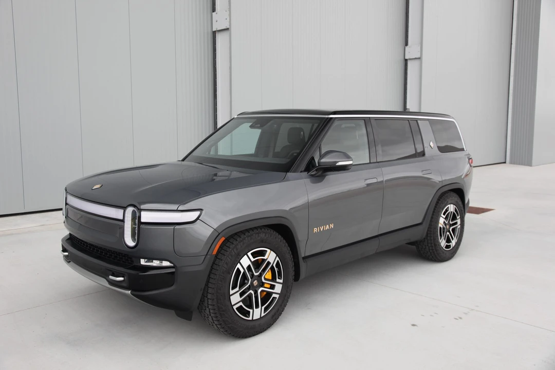 2023 Rivian R1S - Image 4 of 31