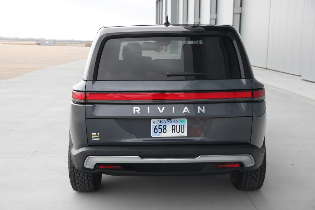 2023 Rivian R1S - Image 10 of 31