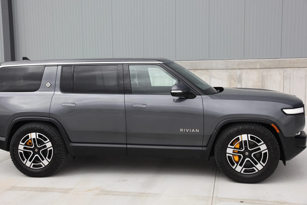 2023 Rivian R1S - Image 16 of 31