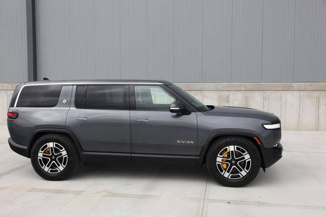 2023 Rivian R1S - Image 17 of 31