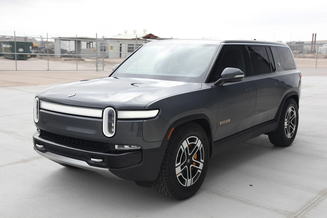2023 Rivian R1S - Image 2 of 31
