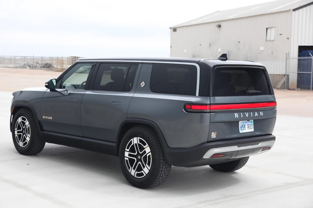2023 Rivian R1S - Image 7 of 31