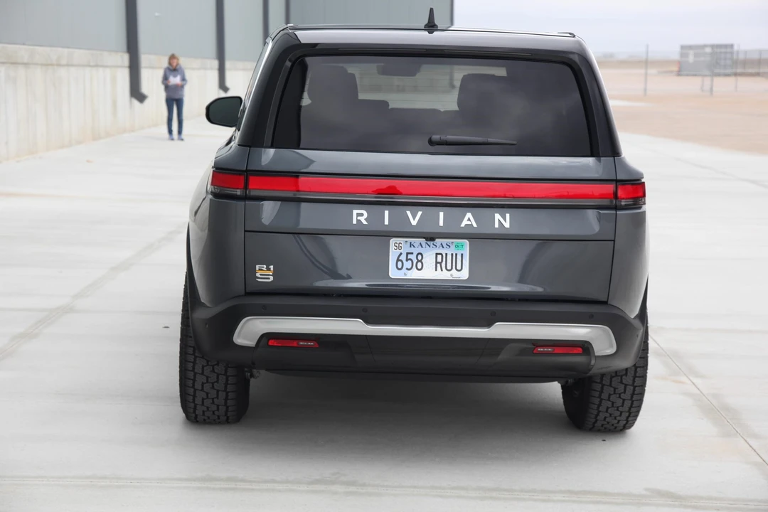 2023 Rivian R1S - Image 9 of 31