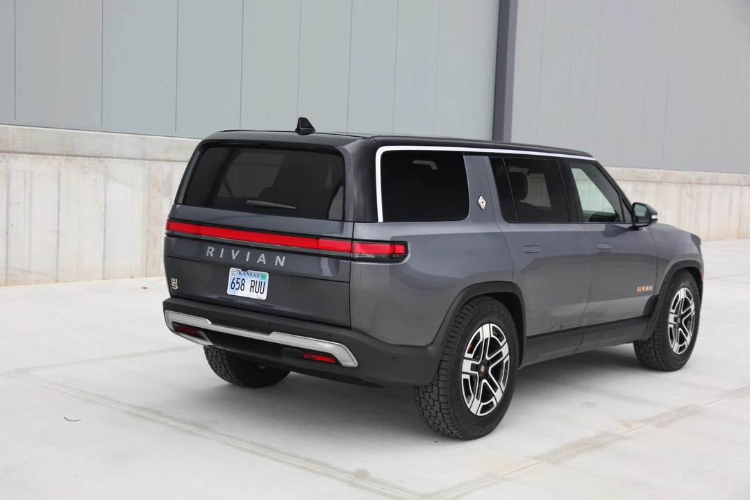 2023 Rivian R1S - Image 13 of 31