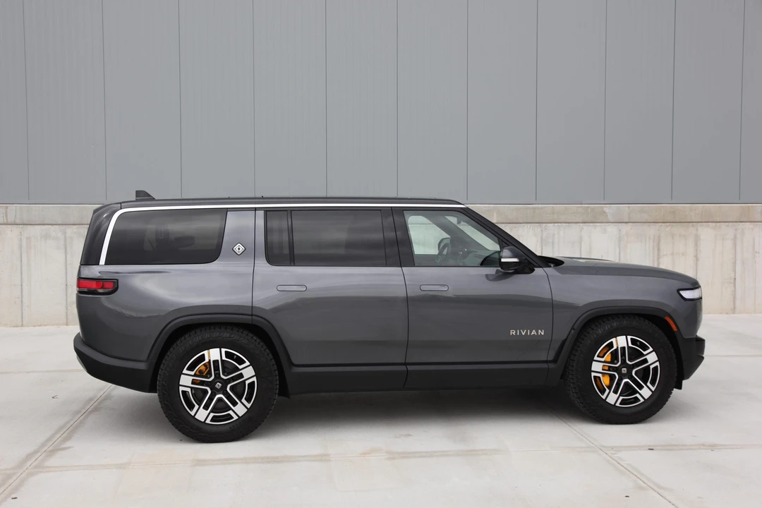 2023 Rivian R1S - Image 15 of 31