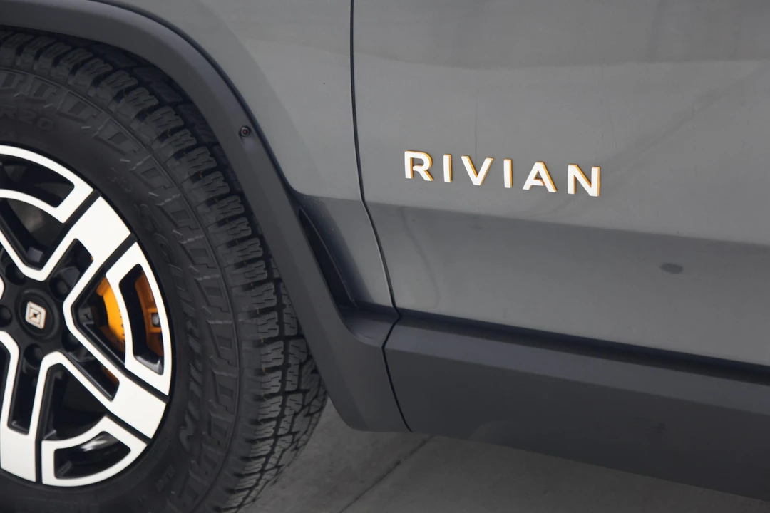 2023 Rivian R1S - Image 30 of 31