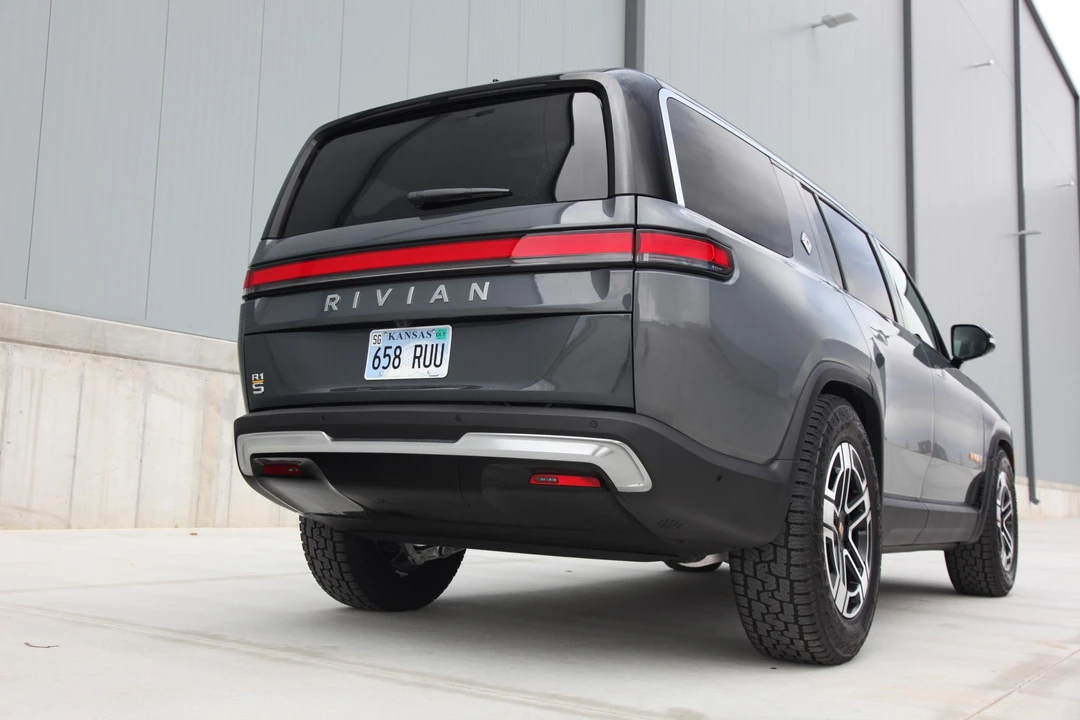 2023 Rivian R1S - Image 11 of 31