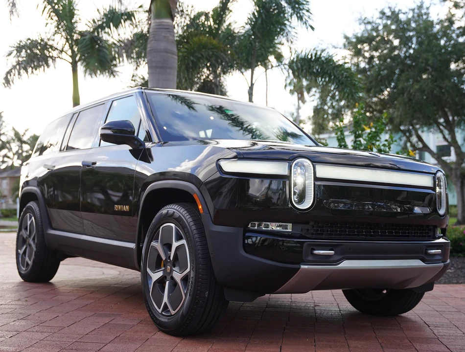 2023 Rivian R1S - Image 13 of 31