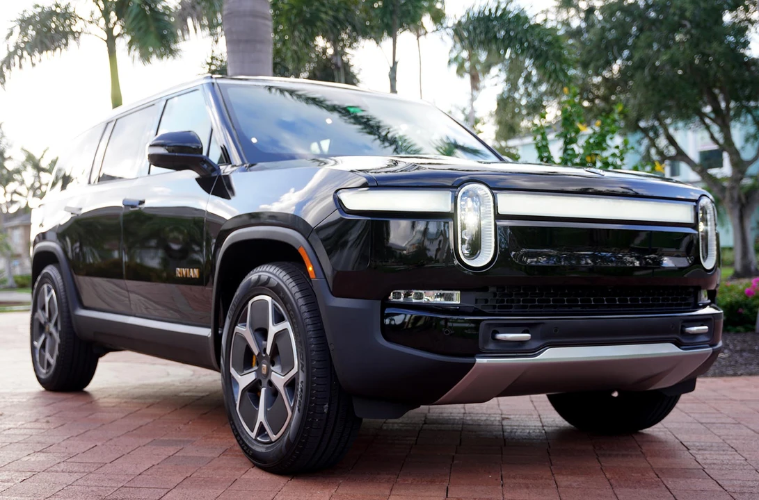 2023 Rivian R1S - Image 12 of 31