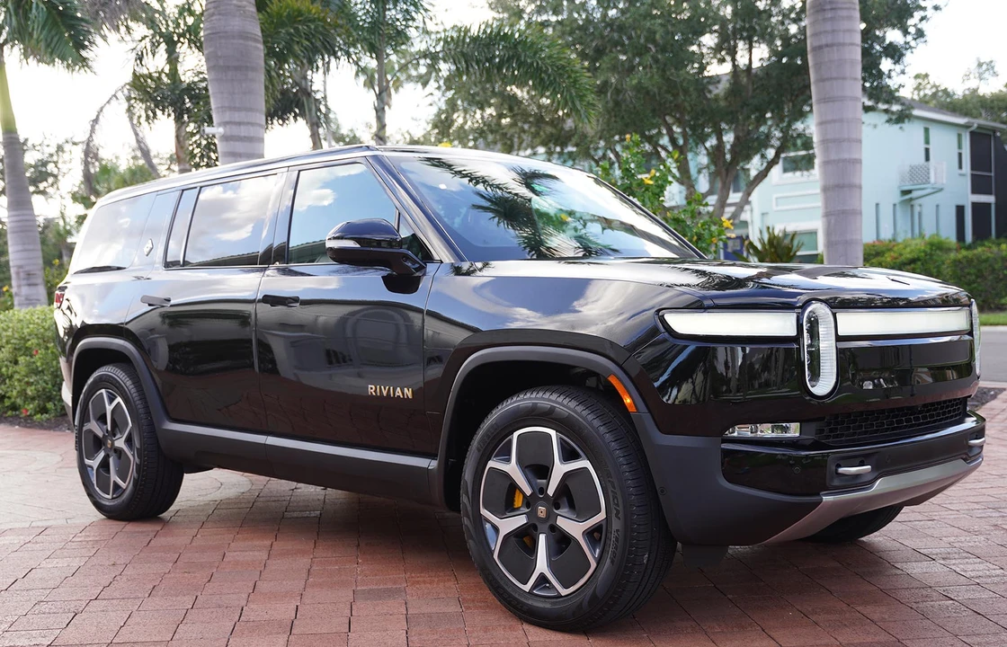2023 Rivian R1S - Image 15 of 31