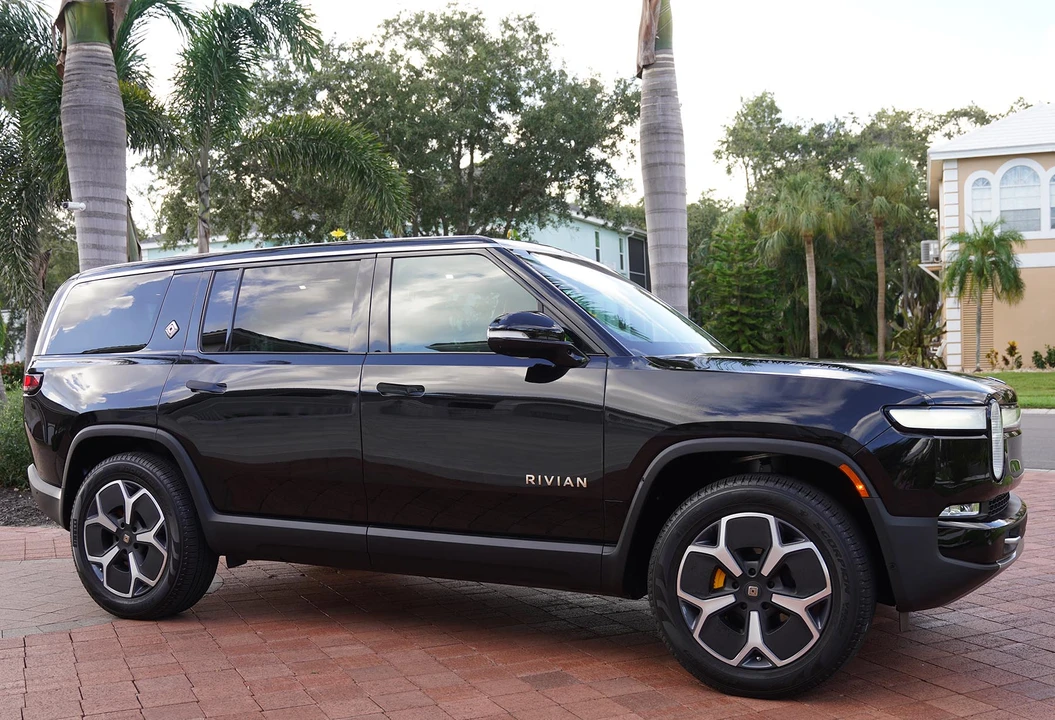 2023 Rivian R1S - Image 16 of 31
