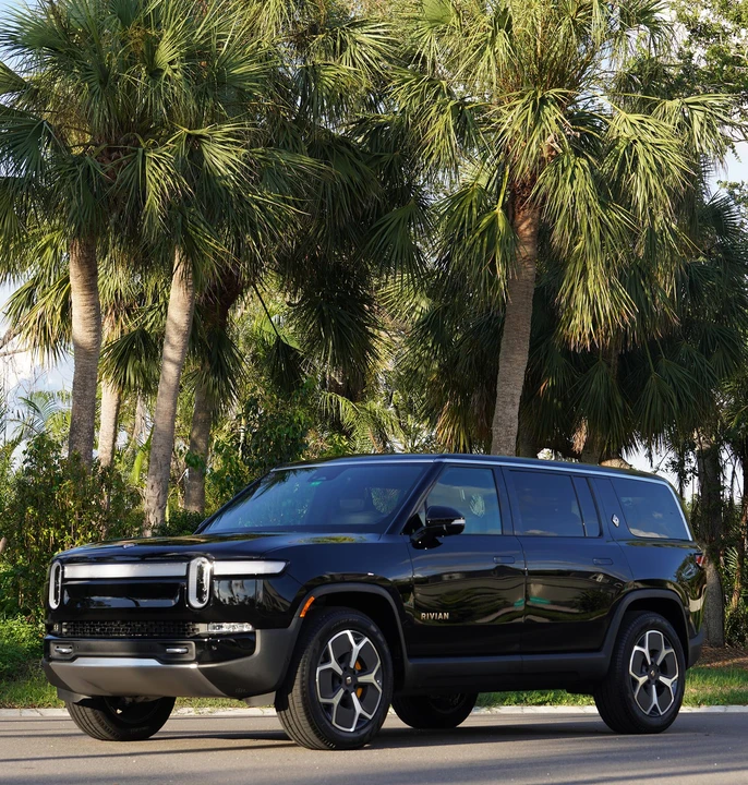 2023 Rivian R1S - Image 7 of 31