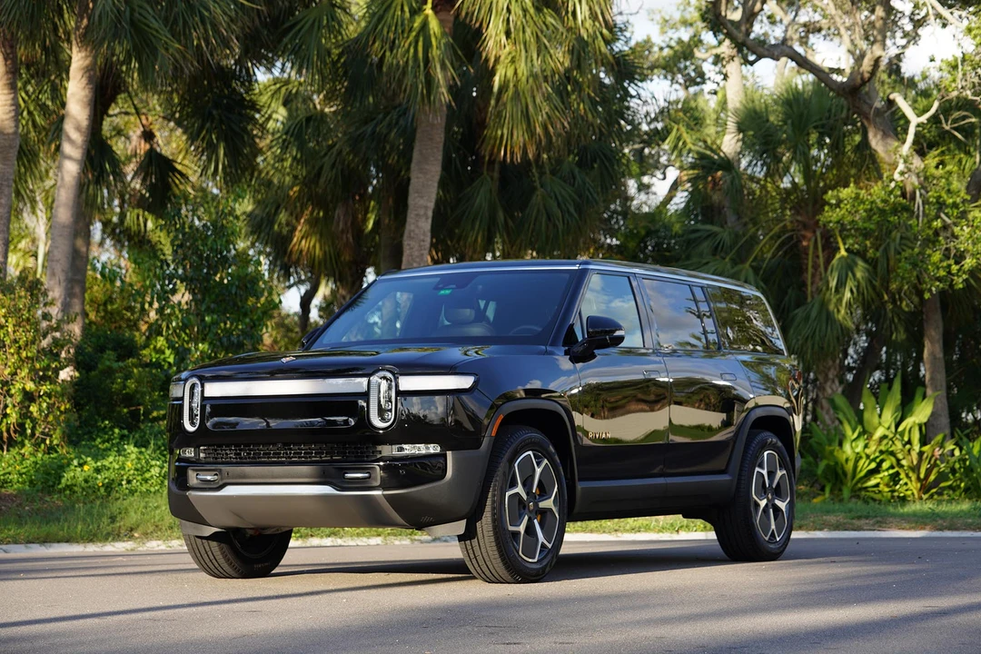 2023 Rivian R1S - Image 8 of 31