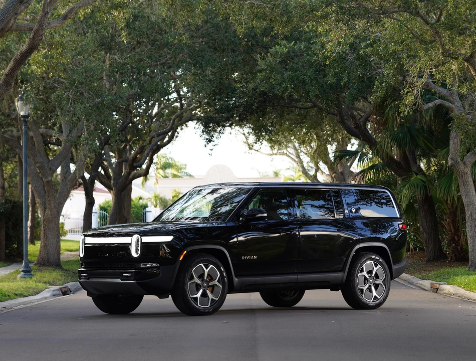 2023 Rivian R1S - Image 2 of 31