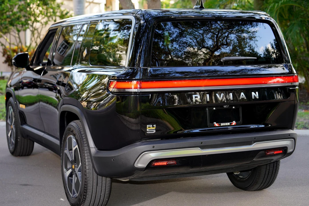 2023 Rivian R1S - Image 19 of 31
