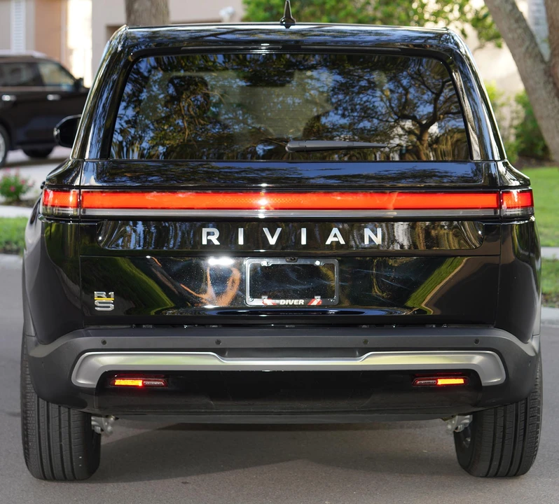 2023 Rivian R1S - Image 18 of 31