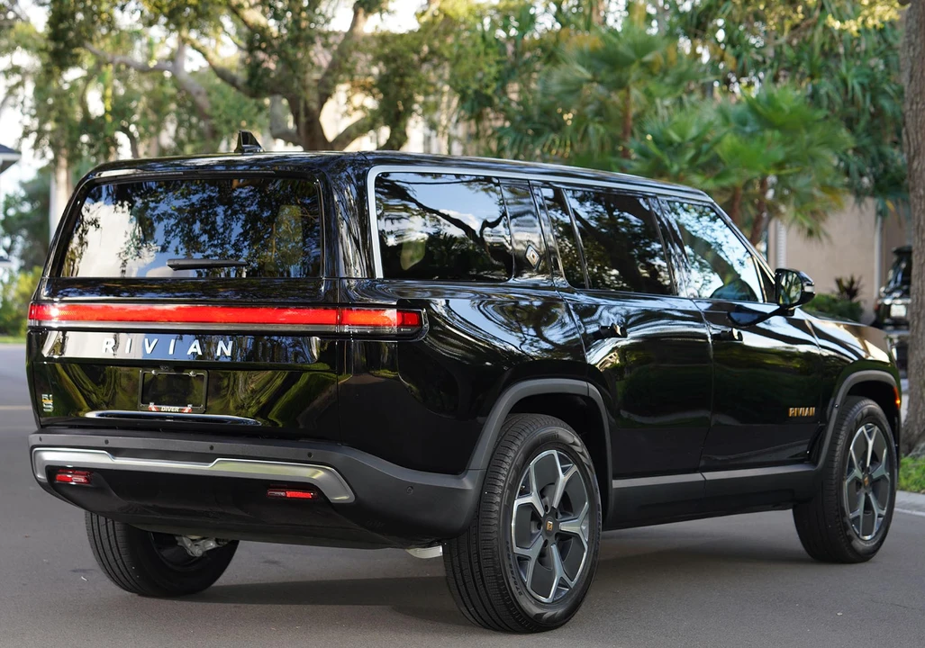 2023 Rivian R1S - Image 17 of 31