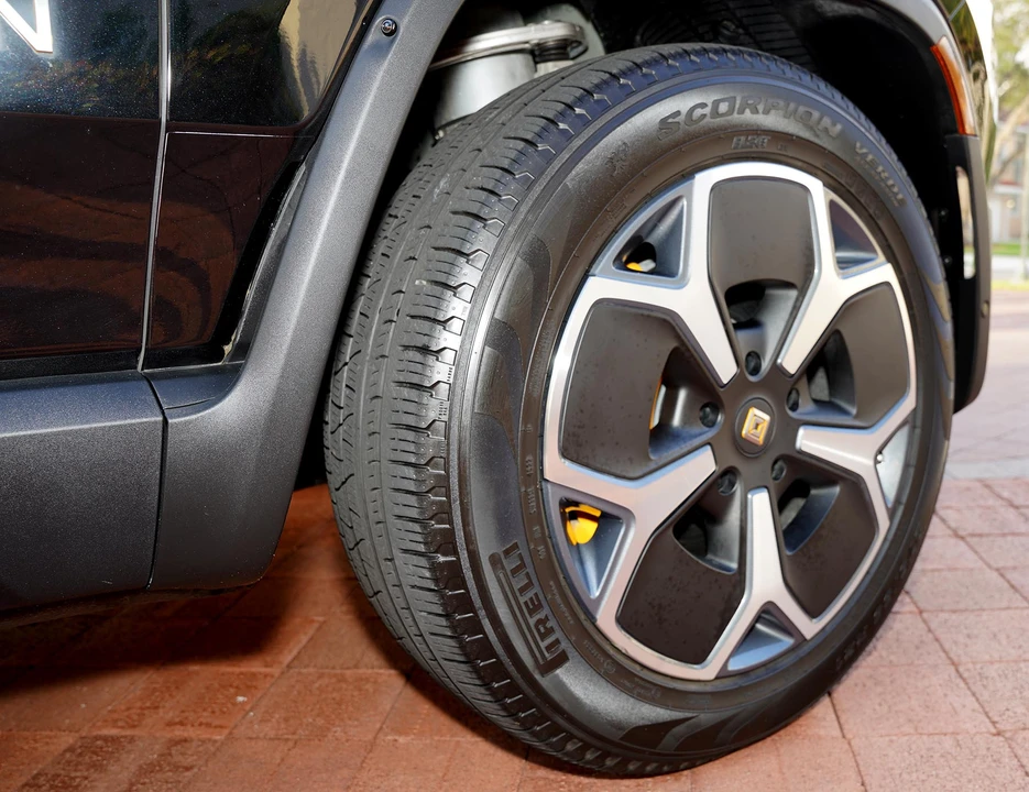 2023 Rivian R1S - Image 30 of 31