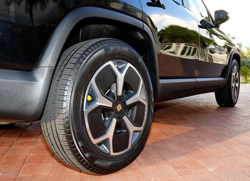 2023 Rivian R1S - Image 29 of 31