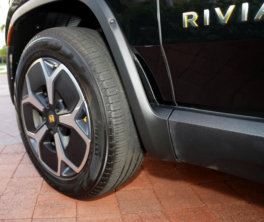 2023 Rivian R1S - Image 28 of 31
