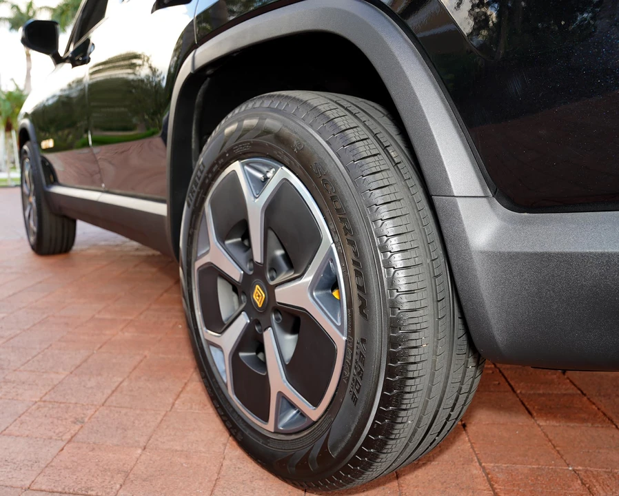2023 Rivian R1S - Image 27 of 31