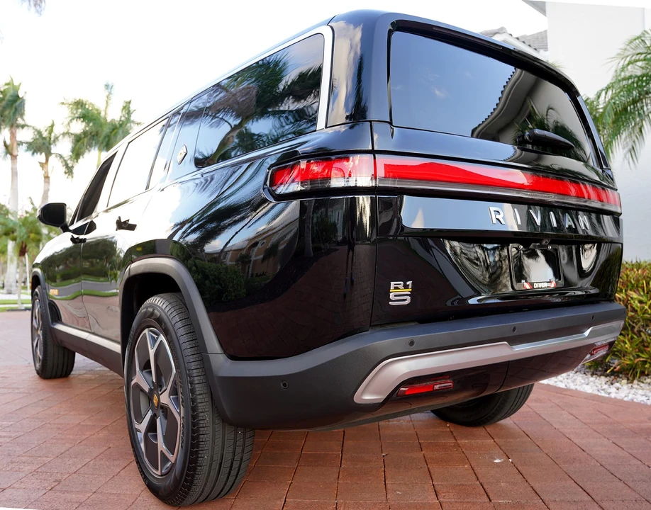 2023 Rivian R1S - Image 20 of 31