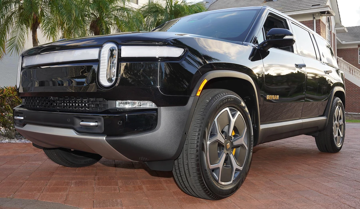 2023 Rivian R1S - Image 10 of 31