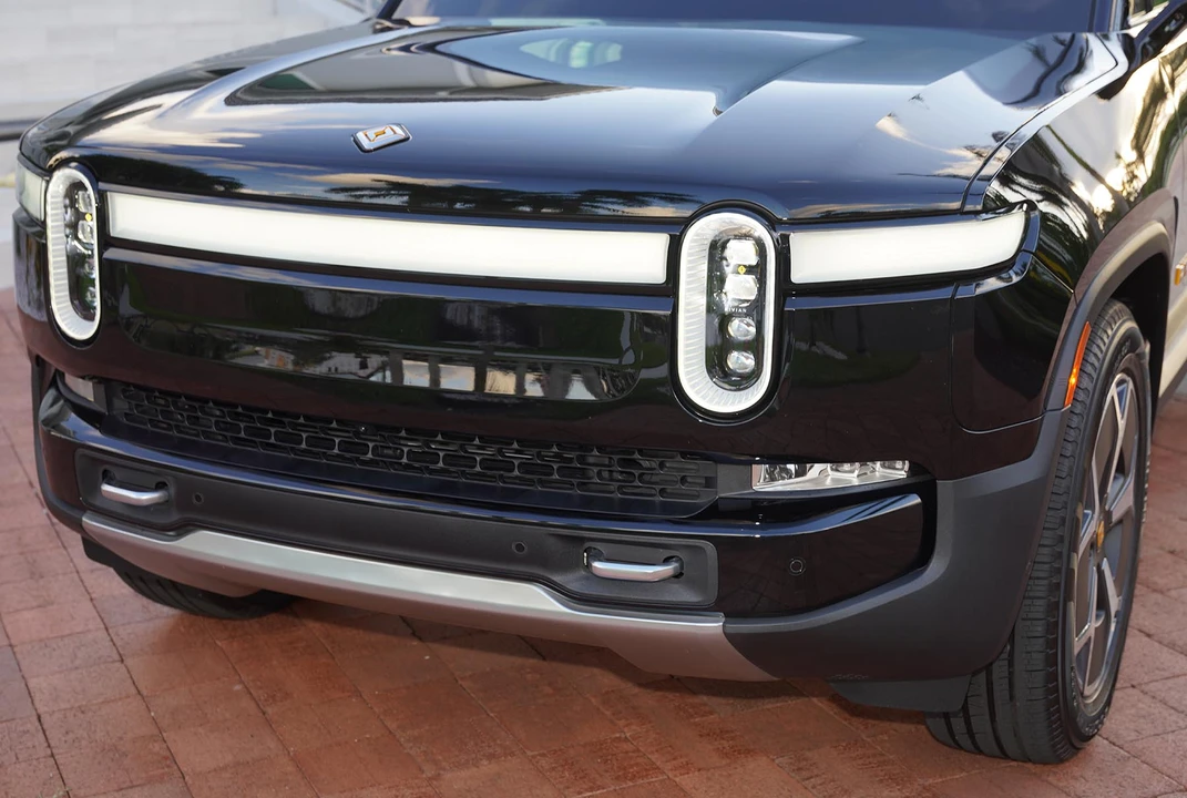 2023 Rivian R1S - Image 24 of 31