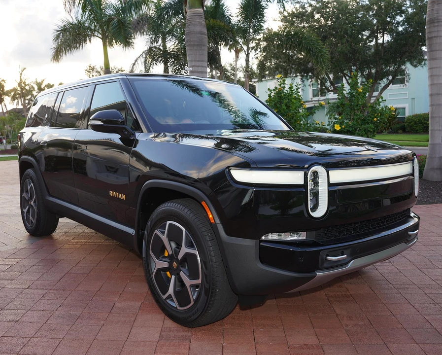 2023 Rivian R1S - Image 14 of 31