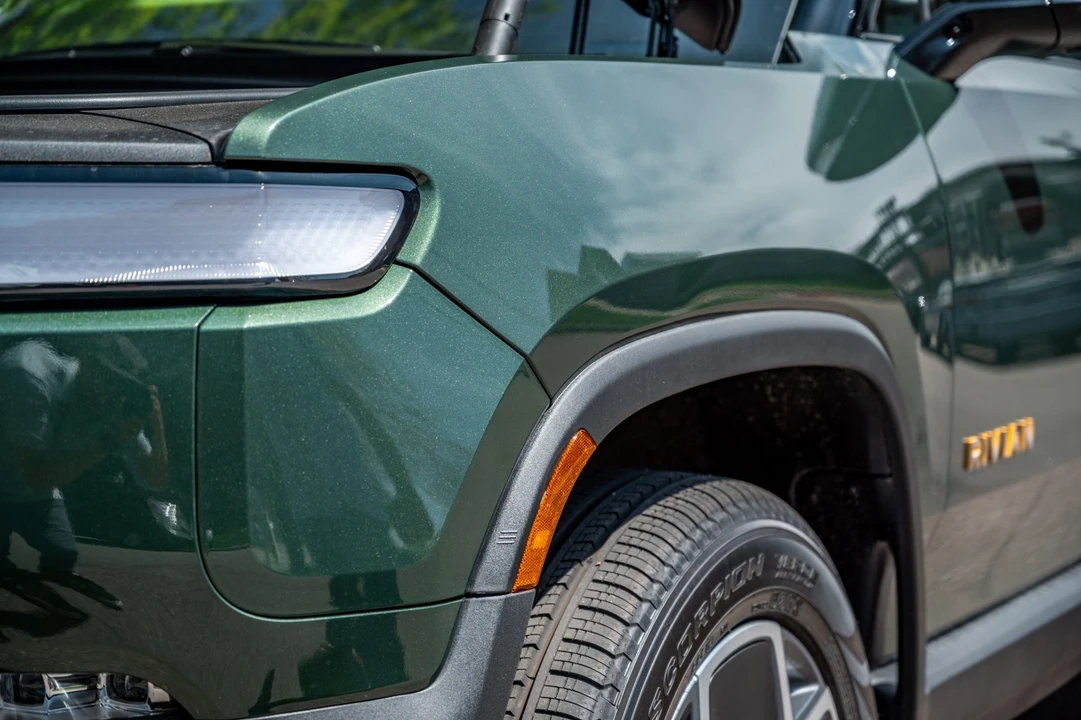 2023 Rivian R1S - Image 16 of 31