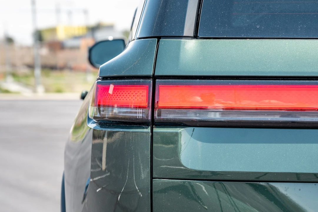 2023 Rivian R1S - Image 30 of 31