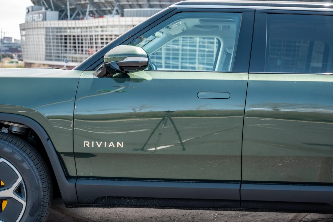 2023 Rivian R1S - Image 26 of 31