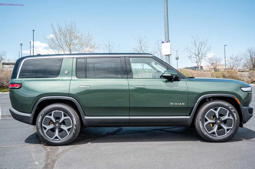 2023 Rivian R1S - Image 8 of 31
