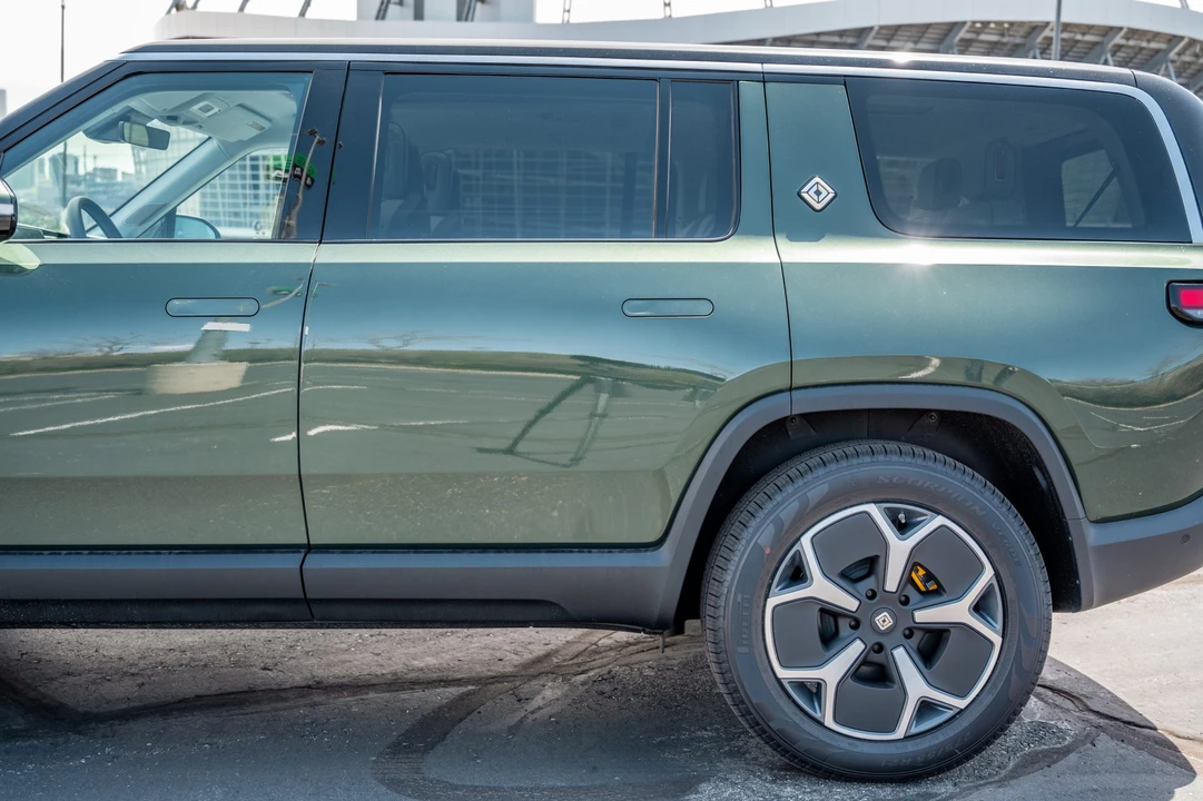 2023 Rivian R1S - Image 27 of 31