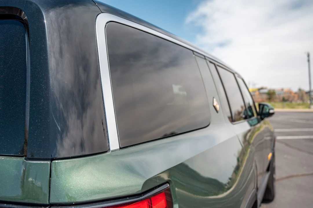 2023 Rivian R1S - Image 25 of 31