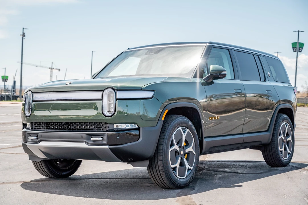 2023 Rivian R1S - Image 2 of 31